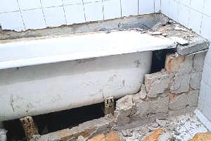 Демонтаж старой чугунной ванны с сохранением