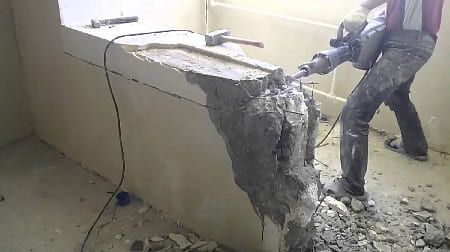 Как безопасно сломать бетонную стену: эффективные способы демонтажа